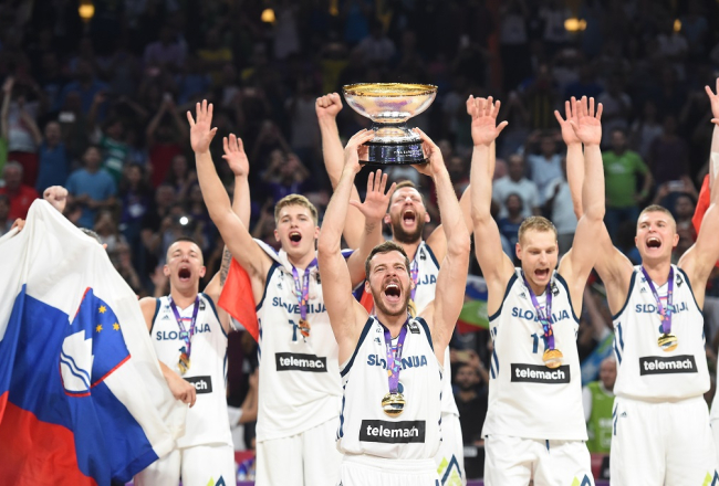 Slovēnijas izlase priecājas par zelta medaļām Eiropas čempionātā basketbolā. Foto: Edijs Pālens, LETA