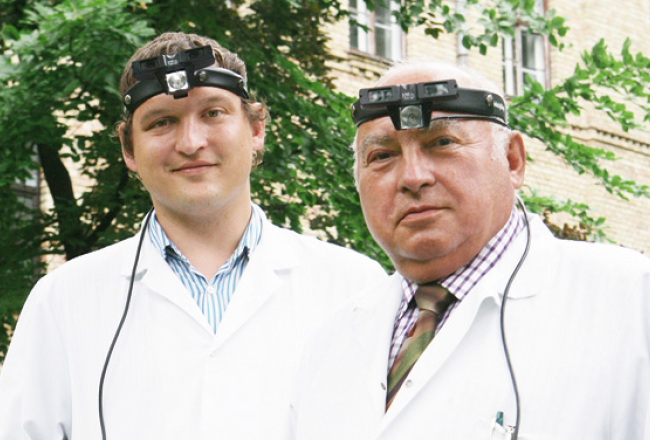 Profesors Jānis Sokolovs seniors un Jānis Sokolovs juniors. Mūsdienās ausu, kakla un deguna ārsti strādā ar sarežģītiem spoguļiem, kas atgādina mazu rentgena aparātu. Foto — Gatis Gierts, F64