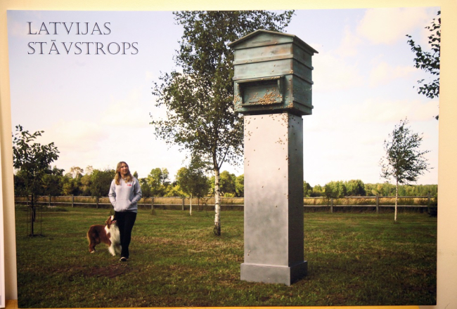 Tēlniecības metu konkursa pirmās vietas ieguvēja skulptora Kristapa Gulbja darbs "Latvijas stāvstrops", kuru cels Beļģijas pilsētā Zedelgemā, godinot karagūstekņus latviešu leģionārus.