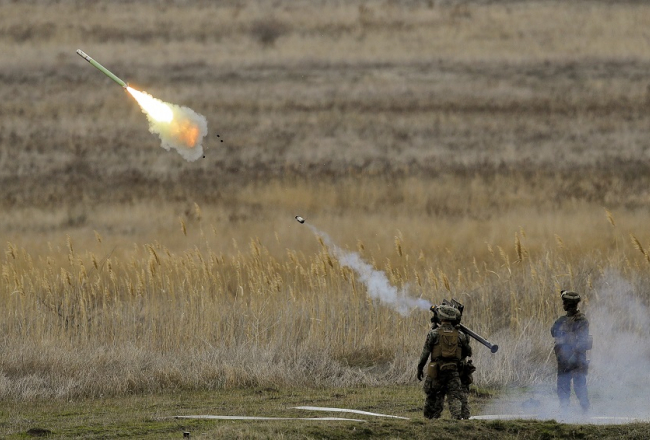 ASV jūras kājnieki mācībās izmēģina "Stinger". Foto: Reuters/LETA