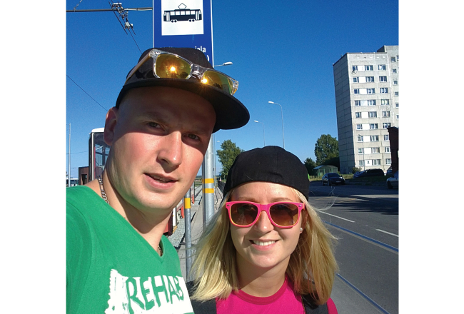 Reinis un Monta pagājušajā vasarā Liepājā neilgi pirms stopošanas maratona finiša.