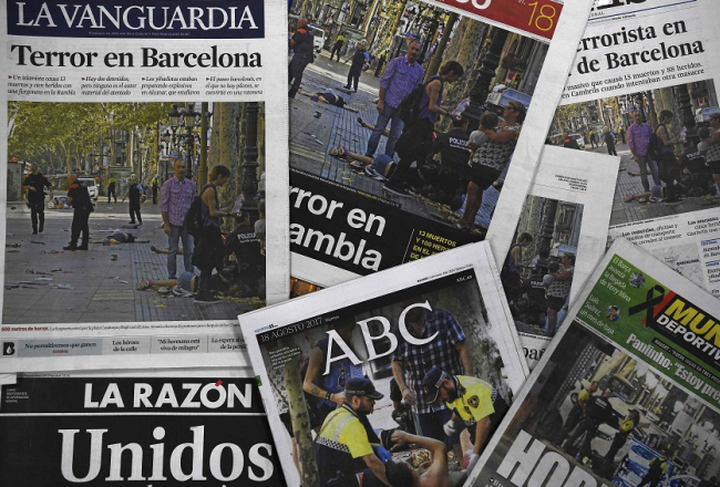 Piektdien Spānijas laikrakstu pirmajās lappusēs Barselonas Ramblas ielas foto pēc terorakta. Foto: AFP/LETA