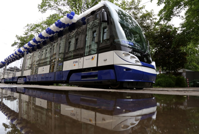 Jauns zemās grīdas tramvajs. Foto: Edijs Pālens, LETA
