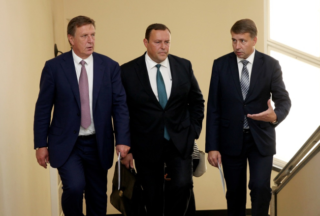 Ministru prezidents Māris Kučinskis (no kreisās), iekšlietu ministrs Rihards Kozlovskis un satiksmes ministrs Uldis Augulis ierodas uz ārkārtas Krīzes vadības padomes sēdi, kurā tiks izskatīts Zemkopības ministra priekšlikums izsludināt ārkārtējo situāciju saistībā ar neseno lietavu un plūdu radītajiem zaudējumiem lauksaimniekiem.