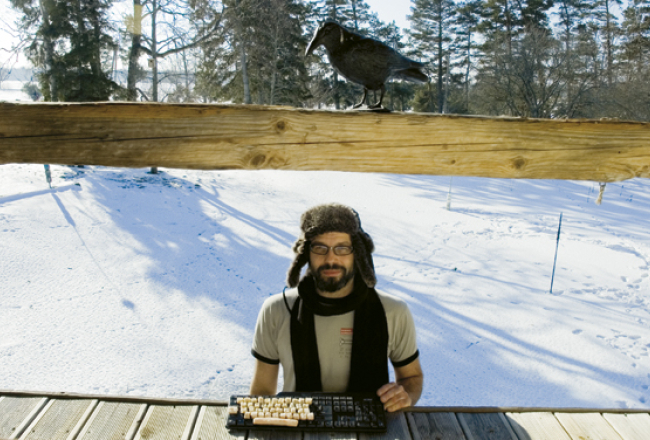 Voldemārs Dūdums izdomāja, ka putni varētu tvītot, tāpēc pievilināja ar speķa klaviatūru. Pat mīnus 20 grādos Sārnatē tā strādājusi lieliski. Foto no personīgā arhīva
