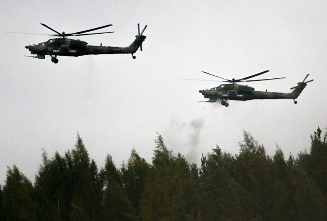 Krievijas armijas helikopteri mācībās pie Sanktpēterburgas. Foto: ITAR-TASS/LETA