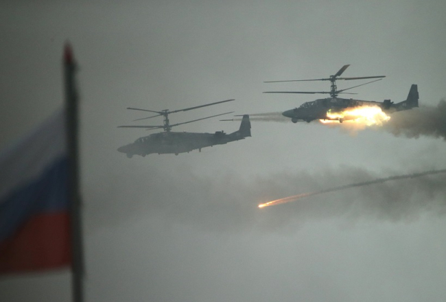 Baltkrievijas armijas kara helikopteri Ka-52 kaujas mācību laikā "Zapad 2017". Foto: EPA/LETA