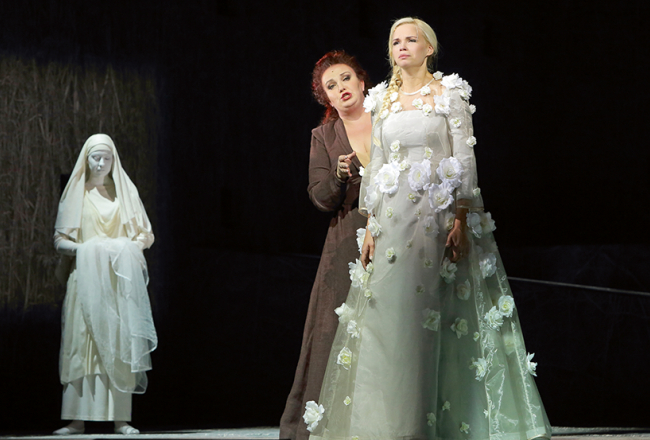 Aina no operas Turaidas Roze: Lūzma — Ilona Bagele, Maija — Laura Teivāne.
Foto — Agnese Zeltiņa
