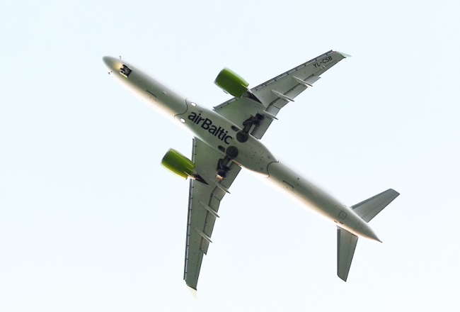 Latvijas lidsabiedrības "airBaltic" lidmašīna nolaižas starptautiskajā lidostā "Rīga". Foto: Ieva Čīka, LETA