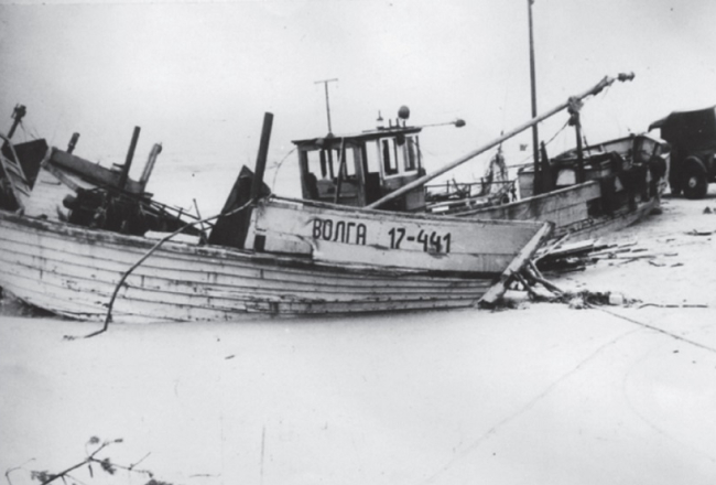 Jūrmalciema zvejnieku kolhoza “Sarkanā blāzma” zvejas laivu postījumi 1967.gada 17.-18.oktoba vētrā.
Foto no G.Vanagas kolekcijas