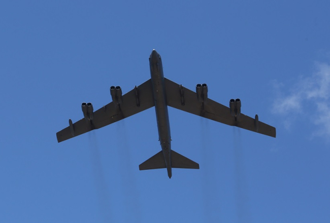 ASV bumbvedējs B52 starptautisko militāro mācību "Saber Strike 2016" laikā virs Ādažu poligona. Foto: LETA