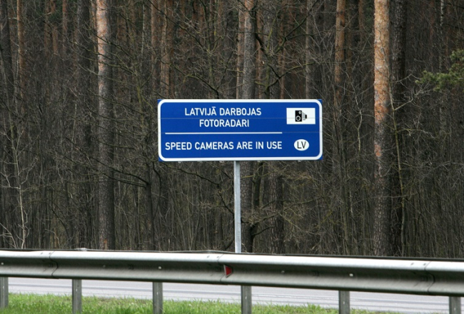 Ceļazīme "Latvijā darbojas fotoradari" Jūrmalas šosejas malā. Foto: Ieva Čīka, LETA