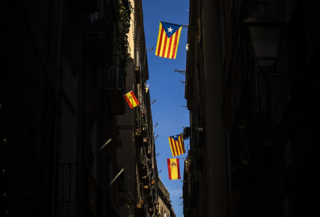 Spānijas un Katalonijas karogi Barselonā. Foto: AP/LETA
