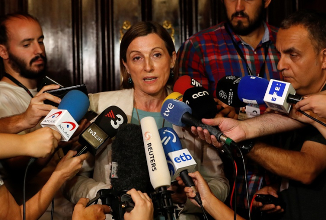 Katalonijas parlamenta spīkere Karme Forkadela uzrunā žurnālistus. Foto: Reuters/LETA