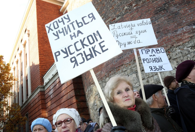 Pie Izglītības un zinātnes ministrijas notiek protesti pret mācībām valsts valodā. Foto: Edijs Pālens, LETA