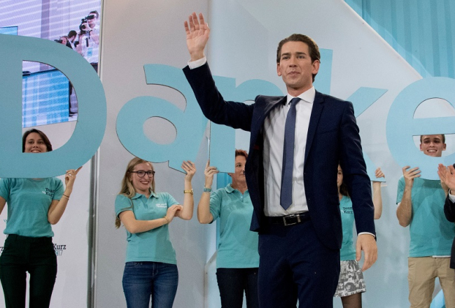Pašreizējais Austrijas ārlietu ministrs Sebastians Kurcs pateicas vēlētājem par atbalstu parlamenta vēlēšanās. Foto: AFP/LETA