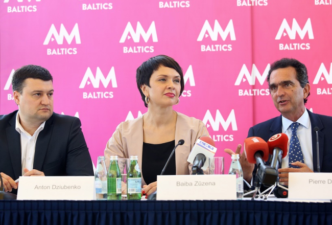 "Viasat" vadītājs Baltijā Antons Dzjubenko (no kreisās), "All Media Baltics" vadītāja Latvijā Baiba Zuzēna un "All Media Baltics" valdes priekšsēdētājs Pjērs Danons piedalās "Providence Equity Partners" preses konferencē. Foto: Edijs Pālens, LETA