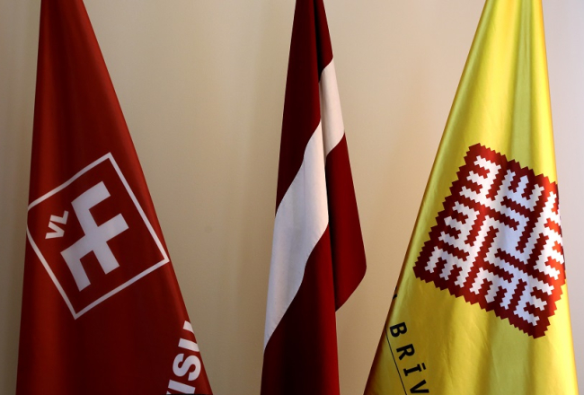 Karogi Nacionālās apvienības birojā. Foto: Evija Trifanova, LETA