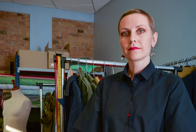 Indra Komarova pati uzņēmumā konstruē pirmmodeļus, kas tiek šūti viņas nelielajā studijā Pārdaugavā.
Foto — Alise Šulca, Picture Agency