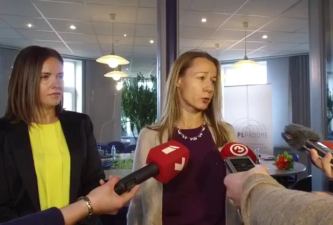 Latvijas Radio jaunās valdes priekšsēde Una Klapkalne (pa labi) un valdes locekle Mārīte Tukiša pēc apstiprināšanas NEPLP.