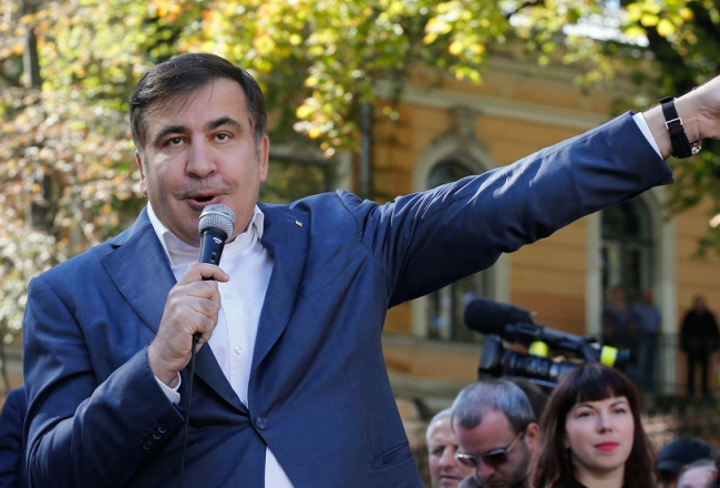 Mihails Saakašvili 19.septembrī uzrunā žurnālistus Kijevā pie prezidenta pils. Foto: EPA/LETA