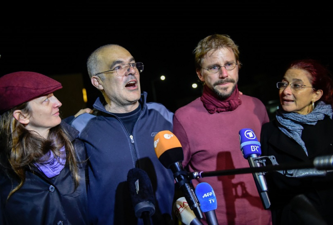 Atbrīvotie cilvēktiesību aktīvisti Vācijas pilsonis Pēters Šteitners (2. no labās) un Zviedrijas pilsonis Ali Garavi. Foto: AFP/LETA