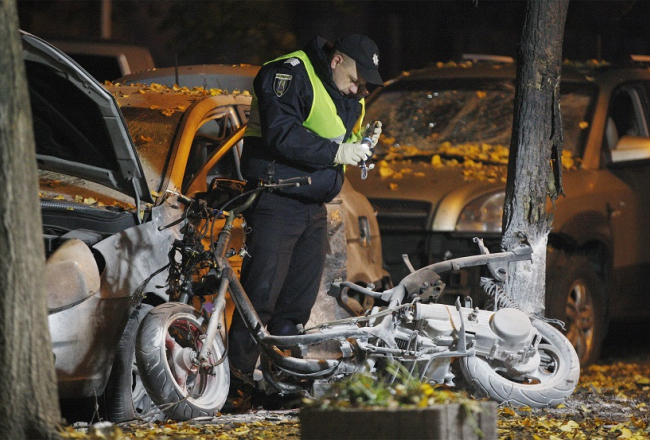 Ukrainas policists pēta sprādziena, kurā tika ievainots deputāts Igors Mosejčuks un nogalināts viņa miesassargs, vietu Kijevā. Foto: EPA/LETA