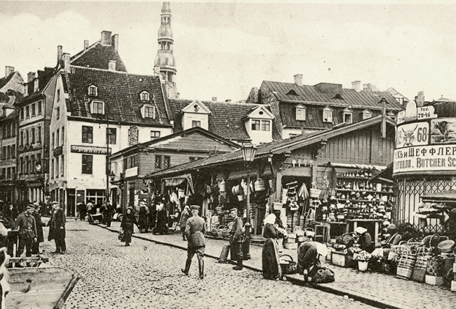 Vācu karavīri un Rīgas iedzīvotāji krāmu tirgū vecpilsētā. 1917. gada rudens.
Foto no Latvijas Kara muzeja krājuma