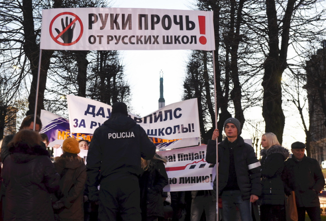 Protesta dalībnieki dodas gājienā no Izglītības un zinātnes ministrijas līdz valdības ēkai, lai iebilstu pret izglītību tikai latviešu valodā. Foto: Ieva Leiniša, LETA