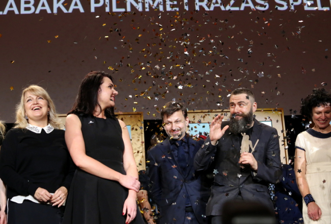 Filmas ''Melānijas hronika'' radošā komanda festivāla "Lielais Kristaps" balvu pasniegšanā. Foto: Sintija Zandersone, LETA