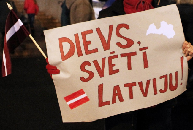 Rinda no valsts himnas plakātā. Foto: Edijs Pālens, LETA