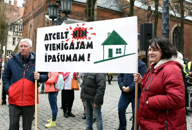 Pie Saeimas ēkas šā gada sākumā notika pikets par nekustamā īpašuma nodokļa atcelšanu vienīgajam mājoklim Latvijā. Foto: Zane Bitere, LETA