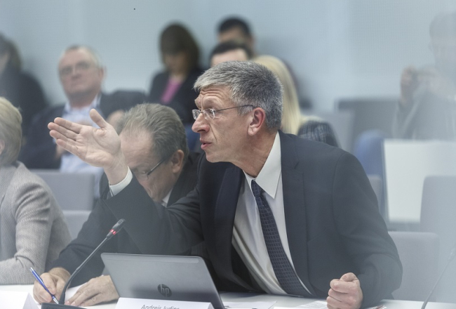 Andrejs Judins parlamentārās izmeklēšanas komisijā uzdod konkrētus jautājumus Šleseram. Foto: Ģirts Ozoliņš, Picture Agency