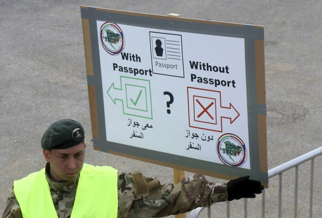 Austrijas armijas karavīrs regulē migrantu plūsmu uz robežas. Foto: AP/LETA