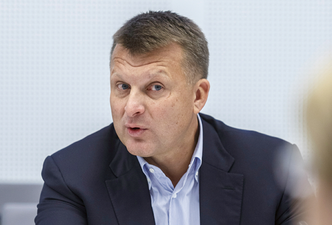 Ainārs Šlesers parlamentārās izmeklēšanas komisijas vadītājas Ingunas Sudrabas priekšā.
Foto — Ģirts Ozoliņš, Picture Agency