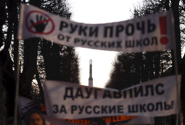 Protesta dalībnieki pret izglītību valsts valodā 16. novembrī gājienā no Izglītības un zinātnes ministrijas līdz valdības ēkai. Foto: Ieva Leiniša, LETA