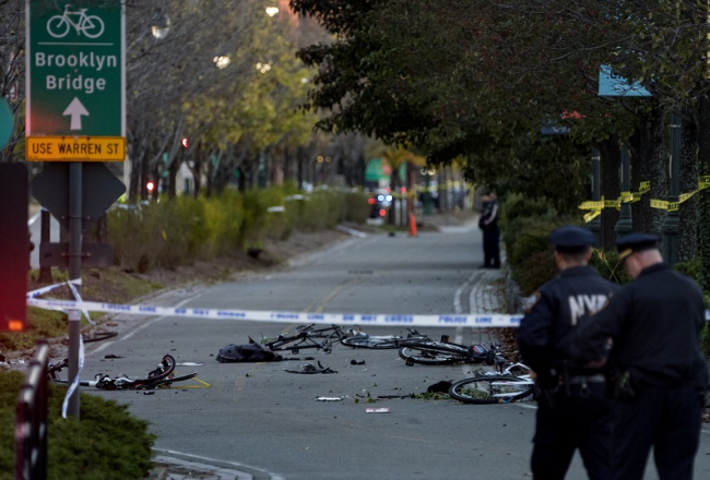 Terorista automašīnas satriektie velosipēdi pēc uzbrukuma Ņujorkas Manhetenā. Foto: AP/LETA