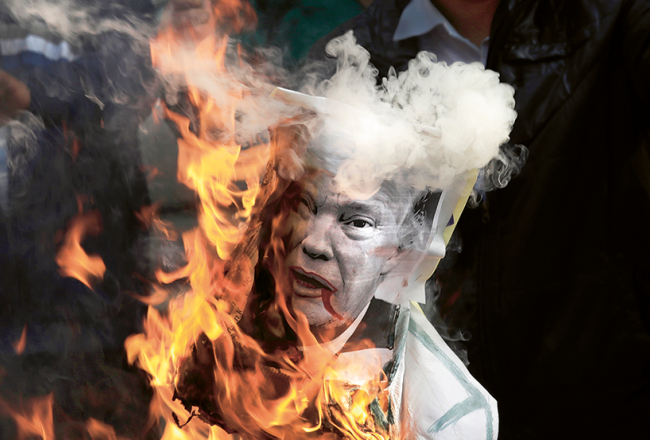 Nosodījumu un protestus daudzās pasaules valstīs izraisījis ASV prezidenta Donalda Trampa dekrēts, ar kuru viņš atzina Jeruzalemi par Izraēlas galvaspilsētu līdzšinējās Telavivas vietā. Tādējādi Tramps atteicās no desmitiem gadu ilgās nostājas, ka vienošanās par pašreiz divās daļās sašķeltās Jeruzalemes statusu jāpanāk abpusējās izraēliešu un palestīniešu miera sarunās. Savukārt ES ārlietu pārstāve Federika Mogerīni paziņoja, ka neatzīs Jeruzalemi par Izraēlas galvaspilsētu, līdz netiks panākta vienošanās ar palestīniešiem. FOTO — AFP/LETA