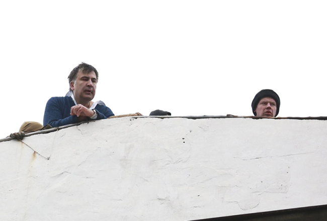Ukrainas policija otrdien mēģināja aizturēt bijušo Gruzijas prezidentu Mihailu Saakašvili, kurš Kijevā sācis protestu kampaņu pret korupciju. Taču tas neizdevās, jo policijai šķēršļus lika Saakašvili atbalstītāji, bet pats politiķis draudēja nolēkt no astoņstāvu mājas jumta. Pēc policijas atkāpšanās Saakašvili aicināja kijeviešus pulcēties pie parlamenta, lai sāktu mierīgu atbrīvošanās procesu no prezidenta Petro Porošenko un «viņa bandas». Pašu Saakašvili Ukrainas Drošības dienests apsūdz par palīdzību noziedzīgas organizācijas dalībniekiem.
Foto — Reuters/LETA