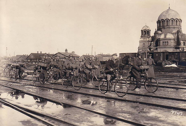 Vācu armijas karavīri uz velosipēdiem.
Foto no Latvijas Kara muzeja krājuma