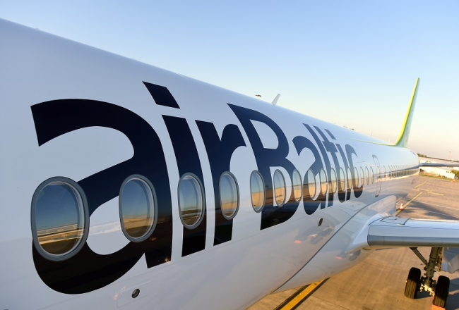 Latvijas lidsabiedrības "airBaltic" lidmašīna. Foto: Ieva Čīka, LETA