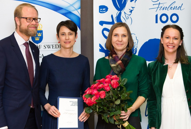 Pētera Grestes vārda brīvības balvu saņem "Ir" žurnāliste Indra Sprance un galvenā redaktore Nellija Ločmele. Balvu pasniedz Somijas vēstnieks Latvijā Olli Kantanens un Rīgas Ekonomikas augstskolas Mediju studiju centra direktore Sabīne Sīle-Eglīte.
Foto: Alfreds Ulmanis
