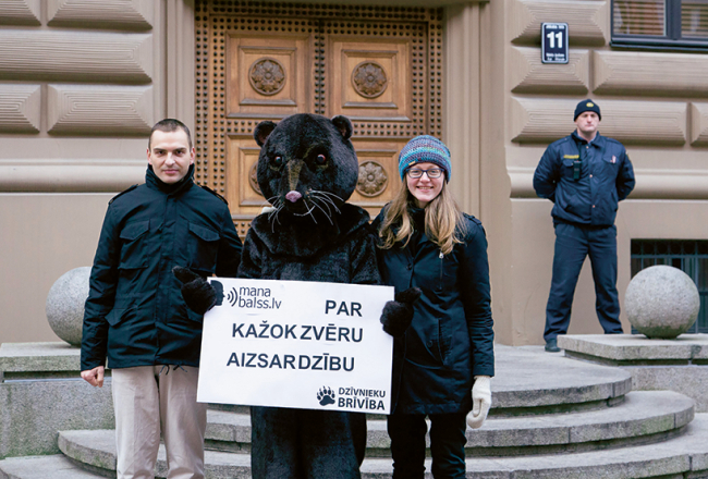 Aivars Andersons 2014. gada decembrī, iesniedzot kažokzvēru aizsardzības iniciatīvu portālā Manabalss.lv. Foto — Alfrēds Ulmanis, Rvīns Varde, Oto Ozols un no privātā arhīva