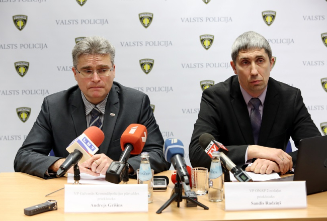 Valsts policijas Galvenās Kriminālpolicijas pārvaldes priekšnieks Andrejs Grišins (no kreisās) un Valsts policijas Galvenās Kriminālpolicijas pārvaldes Organizētās noziedzības apkarošanas pārvaldes 2.nodaļas priekšnieks Sandis Radziņš piedalās preses konferencē. Foto: LERA