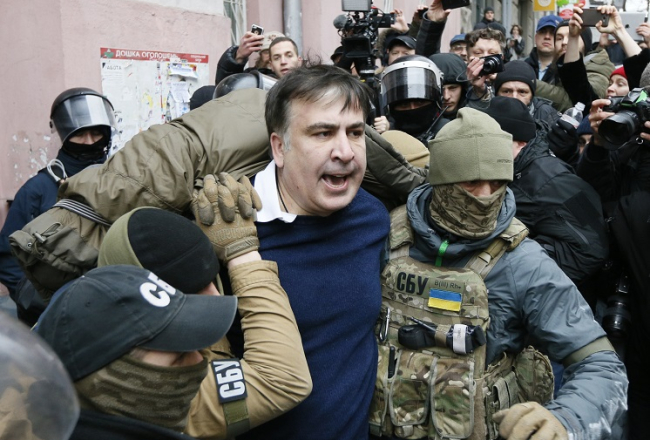 Mihailu Saakašvili aiztur pie viņa mājas. Foto: Reuters/LETA