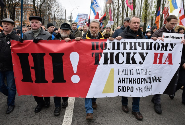 3.decembrī Kijevā notika bijušā Gruzijas prezidenta Mihaila Saakašvili atbalstītāju organizēts "Impīcmenta maršs", kurā iedzīvotāji protestēja pret varas korupciju un aicināja atkāpties prezidentu Petro Porošenko. Foto: Sputnik/LETA