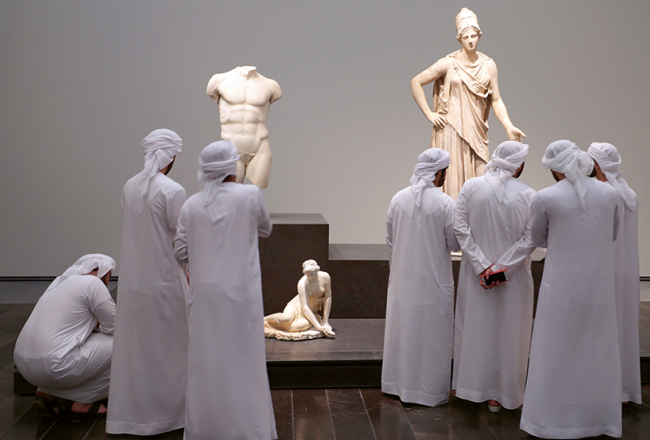 Apmeklētāji vienā no 12 muzeja galerijām.
Foto — AFP/LETA