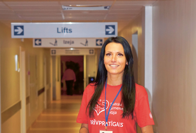 Ramona dažādiem labdarības projektiem pievienojas jau vismaz piecus gadus. Palīdz atkarībās nonākušajiem Bruknas muižā, iesaistās vasaras nometņu rīkošanā bērniem. Viņa uzsver, ka ne dramatiski pārdzīvojumi pašas dzīvē uz to pamudinājuši — viņai vienkārši sagādā prieku citiem palīdzēt.
Foto no Rīgas Austrumu klīniskās universitātes slimnīcas fotoarhīva