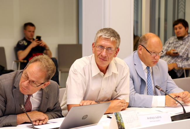 Oligarhu lietas Saeimas parlamentārajā izmeklēšanas komisijā deputāti Mārtiņš Šics (no kreisās), Andrejs Judins un Ritvars Jansons. Foto: Edijs Pālens, LETA