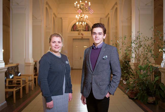 Lindas Lielbriedes un Daniila Vladimirova izveidotajā Skolens.lv var atrast vecāko klašu skolēnu — palīgu, kurš ilgtermiņā palīdzēs saprast kādu konkrētu mācību priekšmetu.
Foto — Edmunds Brencis, Picture Agency